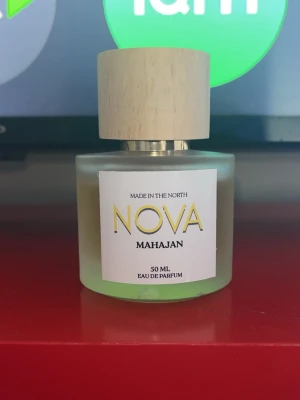 NOVA Mahajan Eau de Parfum 50 ml - ✨ Nova Scents Mahajan ✨  Säljer min Mahajan by Nova Scents eftersom den inte används tillräckligt.  ✔️ Köpt från Nova Scents ✔️  ✔️Förvarad på rätt sätt, mörkt och svalt ✔️ Inspirerad av den populära Parfums de Marly Oajan – en varm, söt och lyxig doft med toner av honung, kanel, osmanthus, labdanum, vanilj och benzoin. Perfekt för höst, vinter och kvällar.  Parfymen är i fint skick. Se bilder för hur mycket som återstår i flaskan.  Skicka gärna ett meddelande om du har f