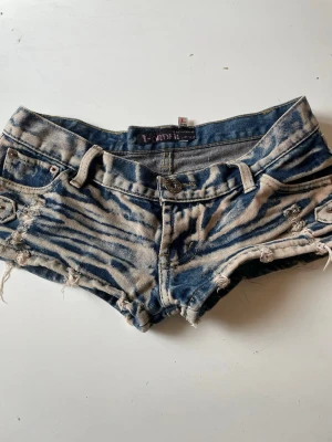 Y2K shorts -  kortmidjade shorts men y2k vibe!! Står att dom är storlek L men dom passar nästan mig och jag har xs så dom borde passa S och M! 