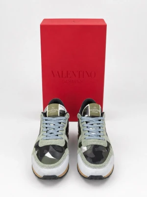 Valentino Garavani (camo) - Valentino garavani (camoflage) | stolek: 39/40 | skick: 7/10| skorna har sina slitage som syns på bilderna. Shoebox medkommer men fraktskadad sen innan👍 tvecka inte på att höra av er vid frågor/funderingar!🎧