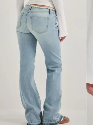 Ljusblå bootcut jeans  - Säljer ett par ljusblå bootcut. Helt nytt stick utan pris lap