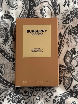 Burberry Goddess Parfym 50 ml - Burberry Goddess är en lyxig parfym. Flaskan innehåller 50 ml. Märket Burberry står för klass och stil, och denna doft är perfekt för dig som vill ha något exklusivt och modernt. I butik är priset mellan 1100-1500  ✔ Endast testad med 1 spray ✔ Nästan helt full flaska ✔ 50 ml ✔ Originalförpackning medföljer 