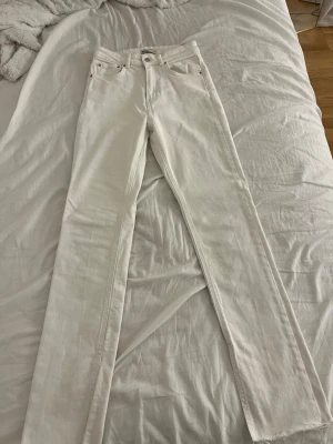Vita raka jeans från Gina  - Säljer ett par vita jeans från Weekday med rak passform och hög midja. Du kan rocka dem med boots 