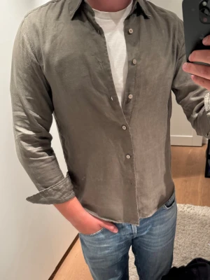 Uniqlo linneskjorta  - Grön linneskjorta från uniqlo, väldigt bra skick!