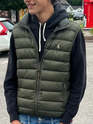Ralph Lauren väst olivgrön - Olivgrön Ralph lauren väst, inga defekter och riktigt stilren! Nyskick och dragkedja fungerar såklart!