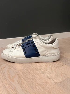 Valentino Garavani Rockstud - Säljer nu mina valentinos. De är slitna och kommer  utan låda men bra skick.