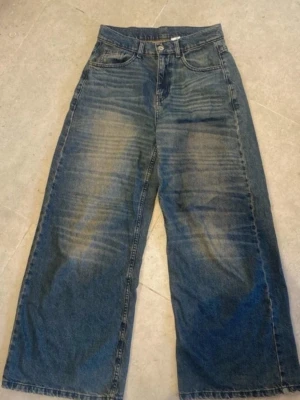 Collusion Jeans  - Baggy Collusion jeans, jättebekväma och snygga. STRLK W26 L32 