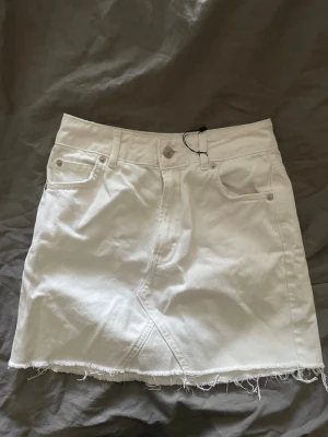 Vit jeanskjol med rå kant - Snygg vit kort jeanskjol. Köpte på sellpy men var tyvärr för liten😊