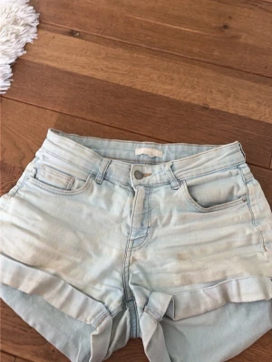 Ljusblå denimshorts - Snygga ljusblåa jeans shorts från HM.  Dem är i bra skick, hör av er ifall ni har några frågor!!