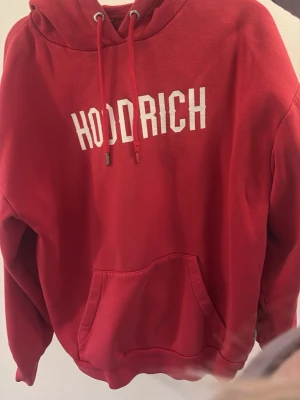 ❤️Röd hoodrich hoodie❤️ - ❤️ Röd Hoodrich Hoodie ❤️  Säljer en snygg röd Hoodrich-hoodie i fint skick! Hoodrich-loggan sitter över bröstet och på vänsterärmen finns en praktisk liten ficka med dragkedja – perfekt för nycklar, AirPods eller andra småsaker. Hoodien är både bekväm och stilren och passar till nästan allt.  💰 Pris: 200 kr ✨ Kan gå ner lite i pris vid snabb och smidig affär.  