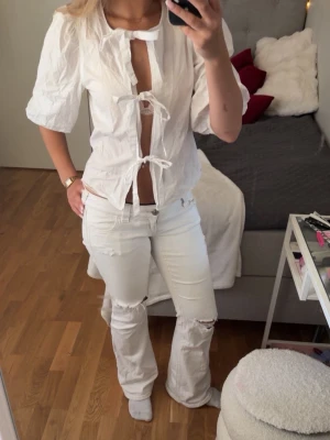 Vit rosett blus - Vit rosett blus, knappt använd 