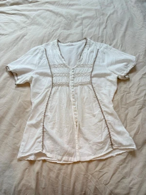 Söt sommarblus topp - Jättesöt botton up blus, vit med knappar, s/m, luftigt material. Kan skicka mått, hör av er vid frågor 🌸 