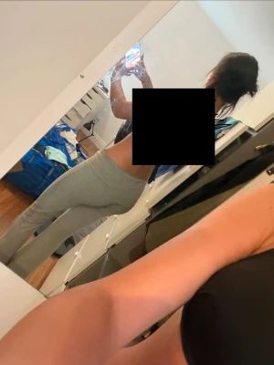 Grå ribbade leggings med utsvängda ben - Säljer ett par grå leggings med utsvängda ben. De har en bred, vikt linning som ger en snygg och bekväm passform. Perfekta för en avslappnad och trendig look.