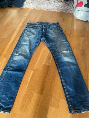 Replay jeans  - Snygga och fräscha replay jeans. I en slim straight modell. Ett hål på knät men inga andra defekter