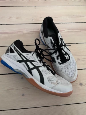 Träningsskor Asics  - Jättesköna skor från Asics.  Jättefint skick! Strl 42,5. Säljs då de är för små för mig. Perfekt till löpning, sport, gym osv. Skriv om du har frågor!☺️