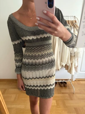 Missoni liknande klänning - Suuuuuper fin klänning från oasis, missoni liknande. Glittrig! Ett litet hål vid sidan, inget som syns så mycket 💗🧡