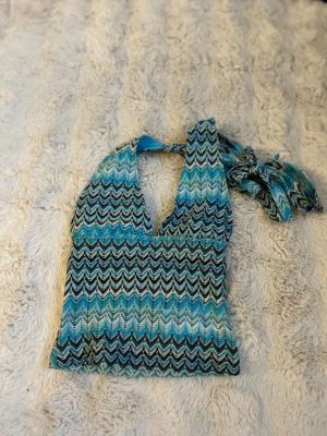 Blå halterneck topp från Gina tricot - Snygg mönstrad halterneck topp från Gina tricot, jag har använt den en gång.