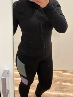 Formande gymtights XS – Hög midja & perfekt passform - Säljer dessa supersköna och stilrena träningstights i storlek XS. De har hög midja, fantastisk passform och formar kroppen riktigt snyggt. Stretchigt och bekvämt material som passar både gym, promenader och löpning. Sparsamt använda och i fint skick. Missa inte! 🖤✨  #träningstights #gymkläder #leggings #activewear #xs #sportkläder