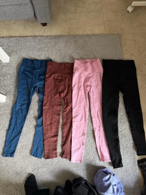 Paketpris - Träningskläder - Allt är strl XS, kan även passa de som bär S  4 tights, 2 toppar, 2 koftor & 4 toppar  Allt är använt max 1-2 gånger!  Rosa tights är helt nya från Aim’n Resten är ifrån Shein!