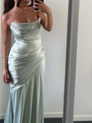 Ljusgrön babyboo klänning - Elegant ljusgrön babyboo långklänning i modellen Kensington. Endast använd en gång på ett bröllop i några timmar. Klänningen är en S men passar xs-s perfekt. Pris går att diskutera vid snabb affär. 