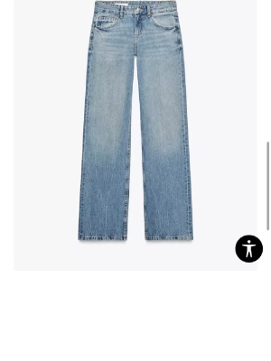 Ljusblå raka jeans med hög midja - Säljer ett par ljusblå jeans med raka ben och hög midja. Jeansen har klassisk femficksdesign och subtila slitningar framtill för en avslappnad look. Perfekta till sneakers eller boots och tillverkade i bomullsdenim. zara. använda 1 gång i ca 1h. nypris 399