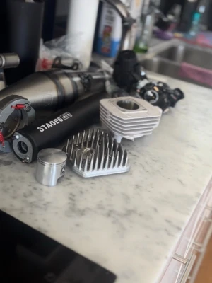 Moped trimdelar Stage6 och cylinder - Säljer ett kit med moped trimdelar inklusive Stage6 avgasrör, cylinder, kolv och topplock i metall. Perfekt för dig som vill trimma eller uppgradera din moppe. Alla delar är i silver och svart och passar till flera olika modeller.