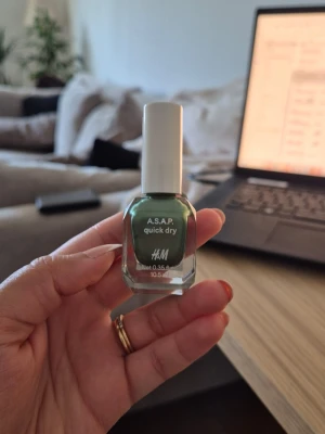 Grönt nagellack H&M A.S.A.P. Quick Dry - Snyggt grönt nagellack från H&M i serien A.S.A.P. Quick Dry. Har endast testat att måla en nagel med det här nagellacket.