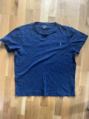 Ralph Lauren t-shirt - Säljer en marinblå t-shirt från Ralph Lauren. Bra skick utan defekter. Storlek L men skulle säga den passar M bättre. Kort i storleken.