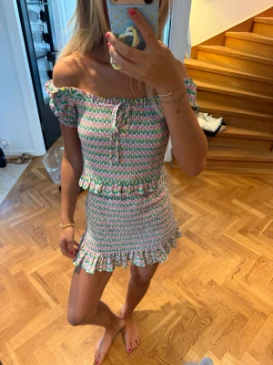 Zara sett - Säljer detta sååå såå fina sett❤️❤️❤️ Stolek L men sitter såhär på mig så skulle säga att den passar xs/s!!! Skriv om ni har några frågor🥳🥳🥳