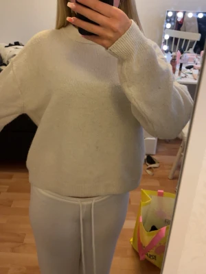 Beige oversized stickad tröja - Mysig beige stickad tröja med oversized passform och rund hals. Tröjan har långa ärmar och ribbade muddar vid ärmslut och nederkant. Perfekt att dra över en sommarkväll eller till hösten. Den är använd ganska mycket så det finns lite tecken på användning och den är lite knottrig(se sista bilden) köpt för 200 säljs för lite billigare pågrund av att det fortfarande är min favorit tröja🥰