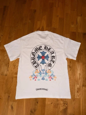 Vit Chrome Hearts t-shirt - Schysst o fräsch chromey tisha.