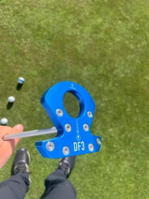 L.A.B. Putter - Säljer min LAB Golf DF3 putter i den snygga blå färgen. Den har endast spelats några rundor och är i mycket fint skick med endast normalt bruksslitage.  Jag fick den i present av mina föräldrar, så tyvärr finns inga kvitton. Headcover ingår.  En fantastisk putter med LAB Golfs välkända teknik för en stabil och konsekvent puttrörelse. Säljes då den inte kommer till användning. Zero torque.   📍 Skick: Mycket fint, spelad några rundor 🎁 Headcover ingår ❌ Inga kvitton (present)