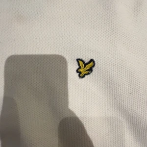 Vit stickad tröja från Lyle & Scott💓 - Säljer en vit stickad tröja från Lyle & Scott med deras klassiska gula fågelbrodyr på bröstet. Storlek S (som man kan se på bild 3) men skulle säga att den passar xs.💓