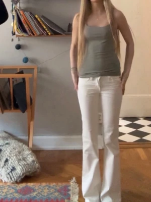 Cheap monday jeans  - Vita cheap monday jeans, har använt dom en gång så dom ser helt nya ut. Storlek 25/30
