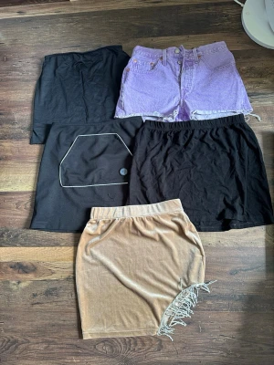 Klädpaket - kjolar/shorts - Köparen står för frakt! Lila shorts köpta på Sellpy för 1 år sen, och de har en liten fläck på insidan grenen. Fickkjolen har en liten lös tråd där fram. 
