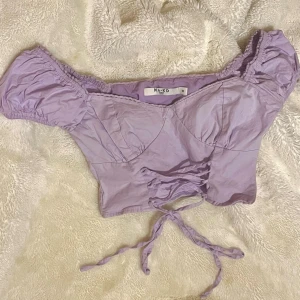NAKD Korsett topp - En super gullig lavender lila korsett croptop från NAKD! Aldrig använd! 