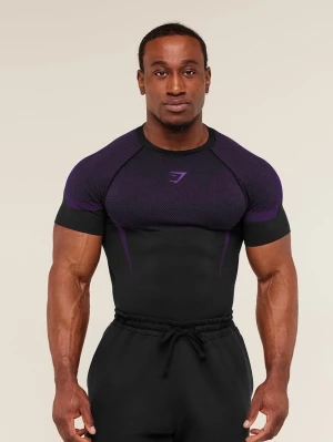 Svart och lila träningströja Gymshark - Tight och stretchig Onyx träningströja från Gymshark i svart med lila detaljer och logga på bröstet. Tröjan har korta ärmar och rund hals, perfekt för gymmet eller annan sport. Materialet är funktionsmaterial som andas och transporterar bort fukt.