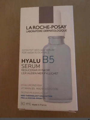 La Roche-Posay Hyalu B5 Serum 30ml - La Roche-Posay Hyalu B5 Serum är ett ansiktsserum med hyaluronsyra och vitamin B5. Kommer i en blå glasflaska med pipett och vit kork. Förpackningen är vit med blå och grå detaljer. Innehåller 30 ml och är speciellt framtagen för att reducera rynkor och ge huden mer fyllighet.