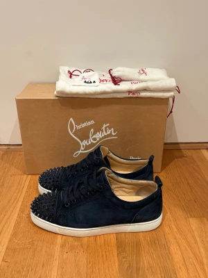 Mörkblå Christian Louboutins  - Navy Christian Louboutins | Storlek - 41 passar 42 | Skick - 8/10, några nitar saknar lite färg, men jag skickar med extra nitar ni kan byta ut emot | Självklart äkta, syns på bilderna | Box, 2 dustbag, extra snören samt extra nitar medföljer | Nypris - 10 000kr | Skriv vid funderingar 