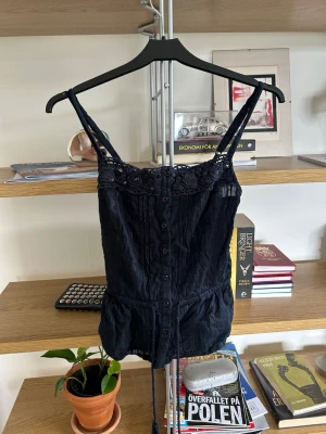 fint linne med knappar - vintage superdry linne med knytdetalj i midjan med glitter, paljetter och knappar. supersöt! storlek XS     avant garde brandy coquette