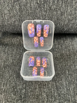 Press On Nails || Storlek XS - Söta handgjorda lila glass naglar, det lila är även glittrigt! Perfekta naglar för dig som vill ha sommriga naglar 💜Square Form, storlek XS. Det du får med dig : * Fil och manikyr pinne * nagellim klistermärken * 2 lappar av rengöring för naglar.