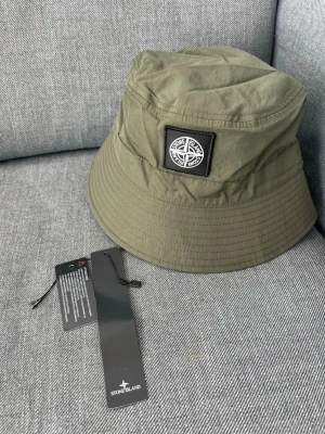 Grön bucket hat  Stone Island - Säljer denna sjuk goa stone haten som är grym under sommaren eller på fotbollsmatcher. Den är onesized och är i olivgrön färg.                                          Hör av dig vid funderingar.                         MVH larre 