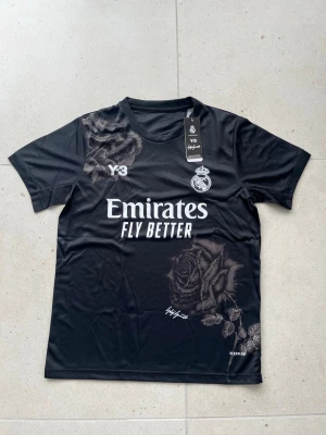 Svart Real Madrid Y-3 matchtröja - Säljer en snygg real Madrid tröja som är perfekt till träningar eller bara ha på sig till vardags. Den är i storlek S och har en bra passform.                                   Hör av dig vid funderingar.                         MVH larre 
