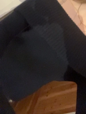 Svart v-ringad stickad tröja - Mysig svart stickad tröja med v-ringning och långa ärmar. Tröjan har en enkel och stilren design som passar perfekt till jeans eller kjol. Materialet ser ut att vara mjukt och stretchigt, vilket gör den bekväm att bära hela dagen.