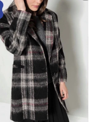 Rutig ullrock i svart och grått - Snygg rutig rock med svart, grått och diskreta röda ränder. Oversized passform med bred krage och dolda fickor på sidorna. Tillverkad i ett mjukt, ulligt material som ger en cool och avslappnad look. Perfekt för kyliga dagar.