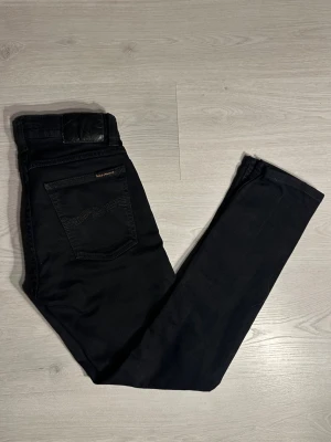 Nudie 28/32 - Ett par riktigt feta Nudie jeans i mycket bra skick. De är knappt använda och utan defekter. Skriv vid frågor eller om du vill se fler bilder! Kolla gärna in min profil också för fler jeans och kläder😄