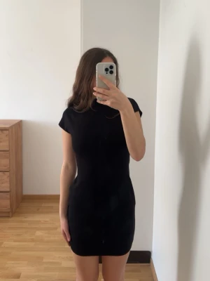 Svart tight kortklänning (Zara) använd 1 gång  - En svart, tight och kort klänning med enkel design och korta ärmar. Klänningen har en rund halsringning och är figurnära. - Klänningen är stretchig. Använd 1 gång passar L och M