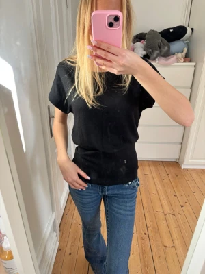 Stickad topp - Supersnygg finstickad topp från H&M i storlek xs. Fint skick, inga skador eller så💕