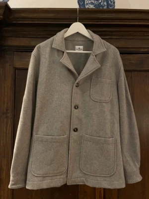 John Henric Overshirt  - Passar perfekt med skjorta under för en utgång, eller lika bra med hoddie om du bara ska chilla med gubbarna, stilren overshirt 9/10 sick!