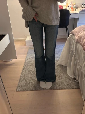 Bootcut lowwaist jeans  - Säljer ett par blå bootcut jeans med jättesnygg wash!! ❤️Har ett pyttelitet hål på ena baksidan av benet (kolla sista bilden) men det är ingenting som syns eller tänks på, annars är dom i toppenskick☺️