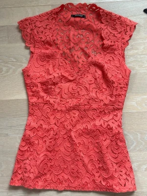 Jättesnygg korallfärgad spetstopp från Orsay! - Så snygg figursydd spetstopp, perfekt till sommaren!!